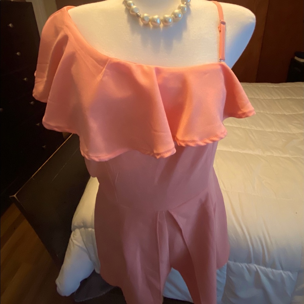 Discovery L NWOT Coral romper excellentconditions